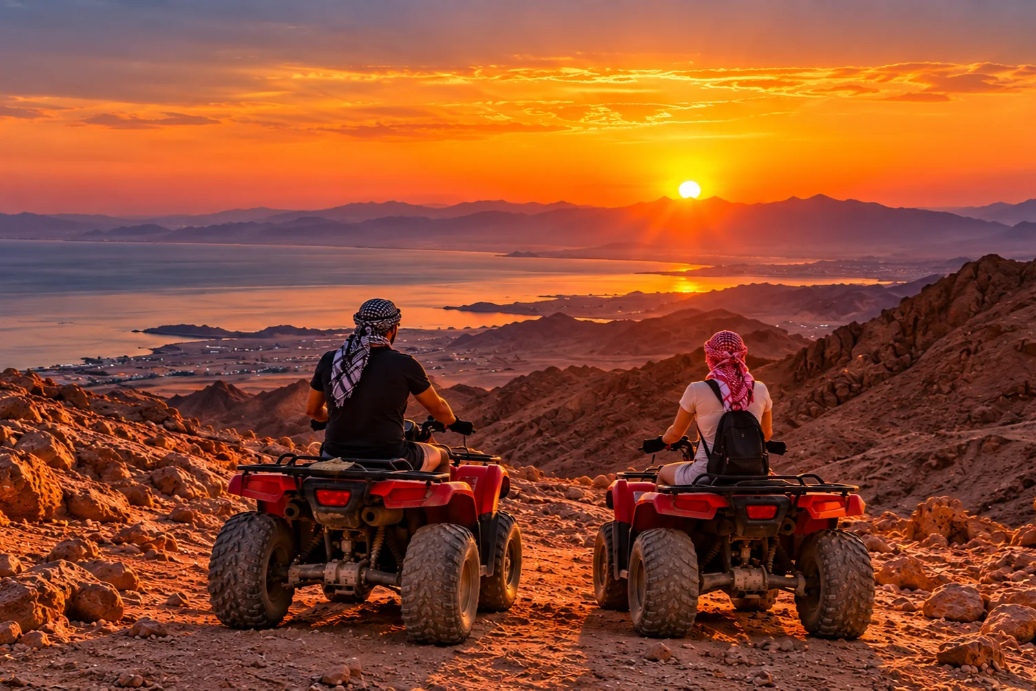 Fahrer in Quads unterwegs durch die Sanddünen bei Hurghada