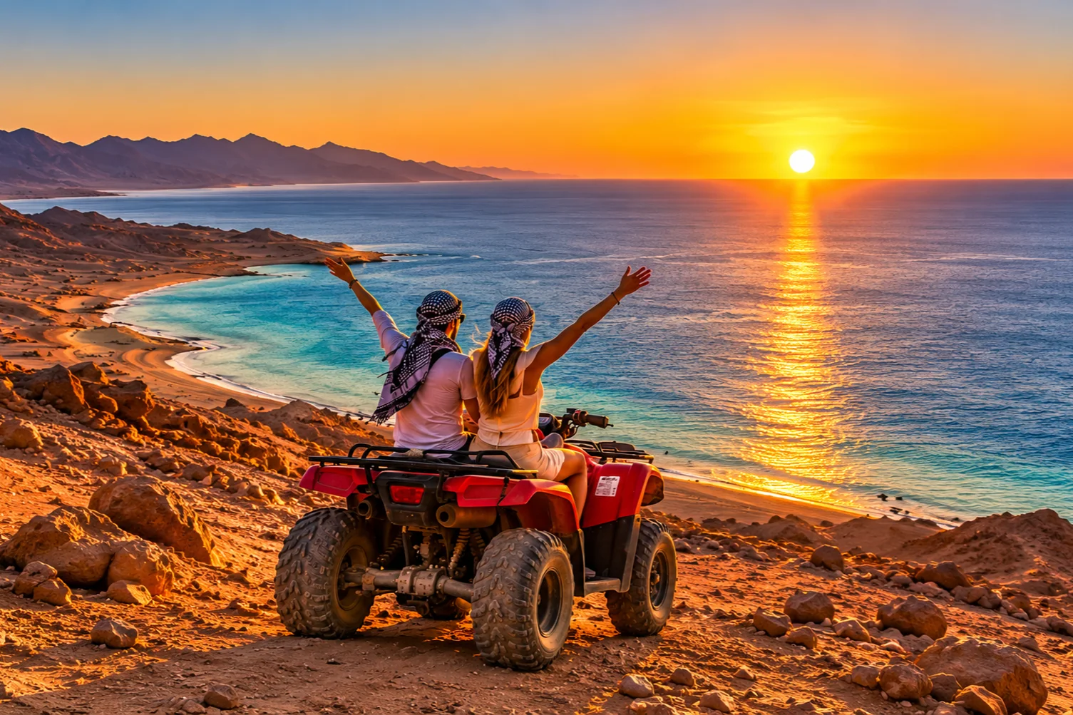 Quads und Buggys fahren bei Sonnenuntergang durch die Wüste bei Hurghada