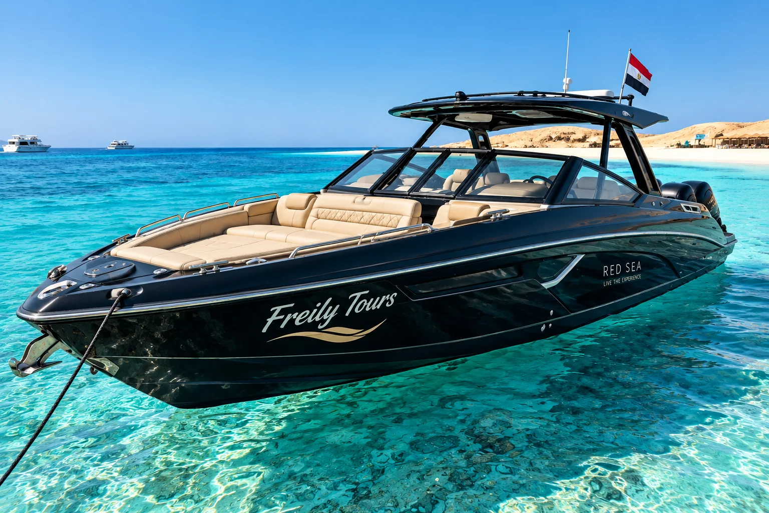 Weißes FREILY-TOURS-Speedboot im türkisfarbenen Wasser des Roten Meeres